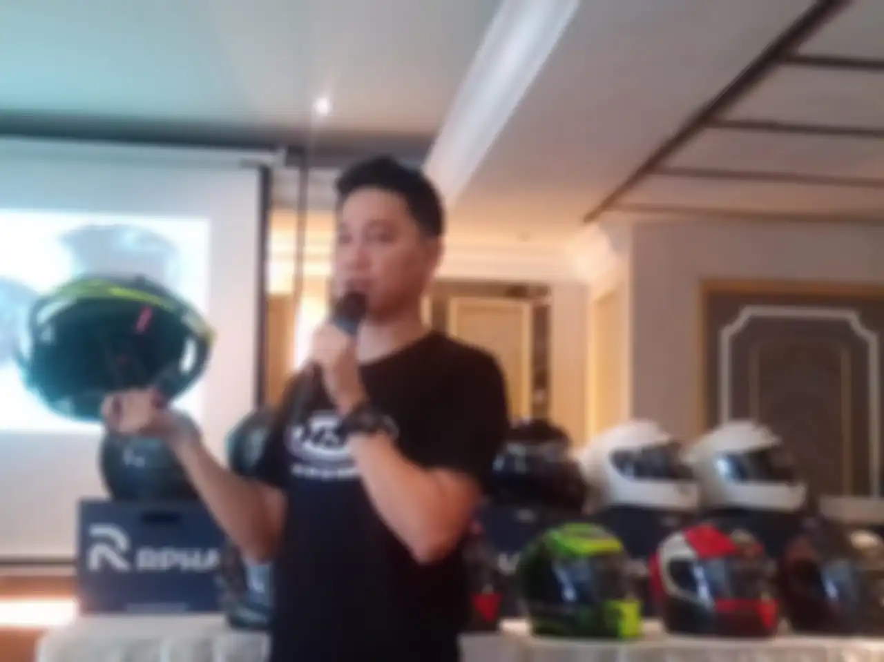Agus Hermawan, owner Juragan Helm, saat presentasi soal Helm HJC yang berhomologasi SNI