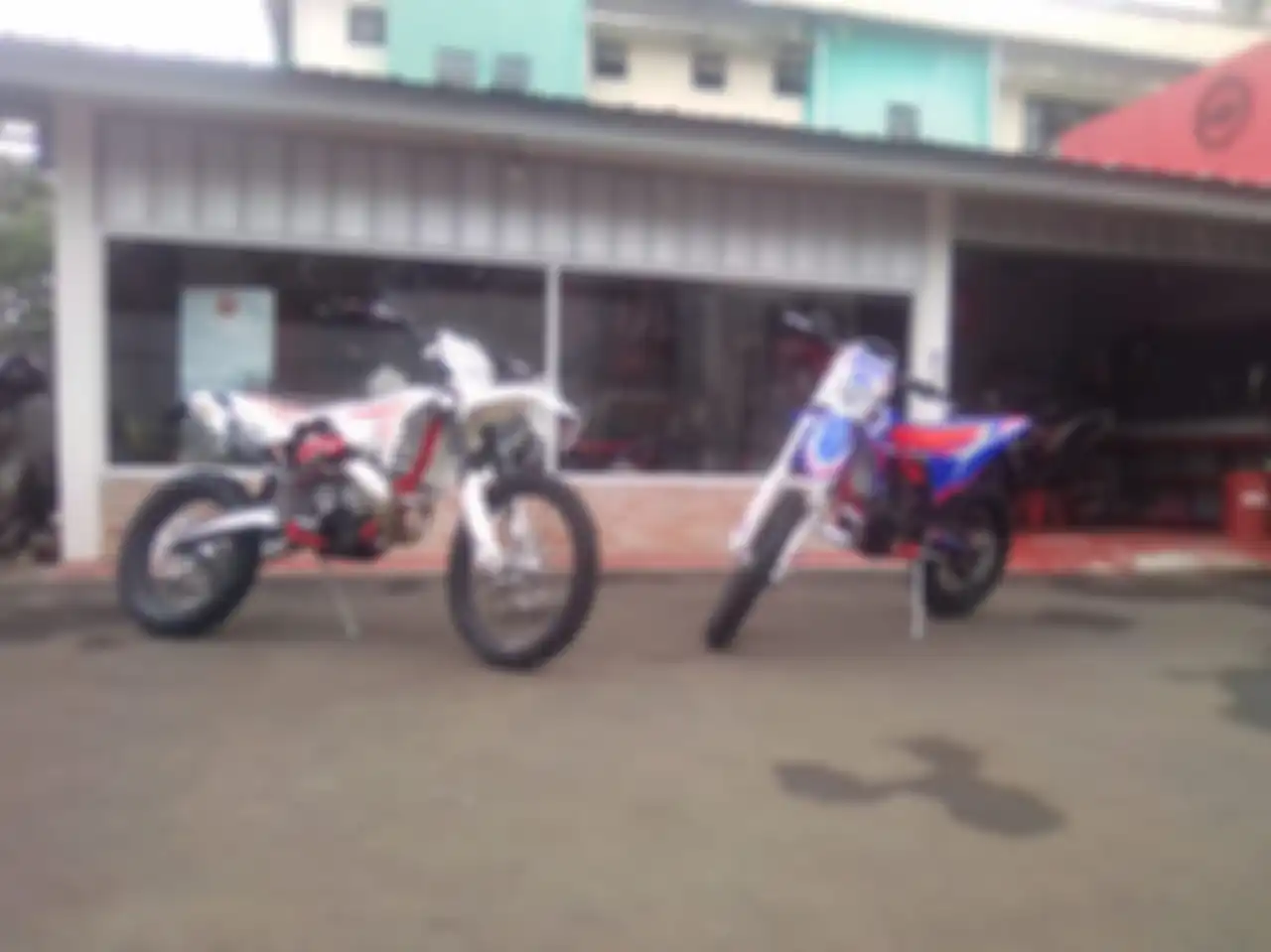 Dua motor trail Beta Motorcycle sama-sama mengusung mesin 300 cc.