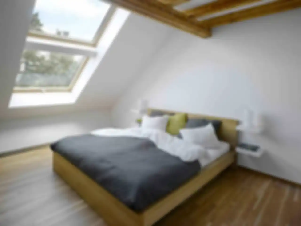 Kamar tidur di loteng, lantai kayu dan pencahayaan alami memberi kehangatan.