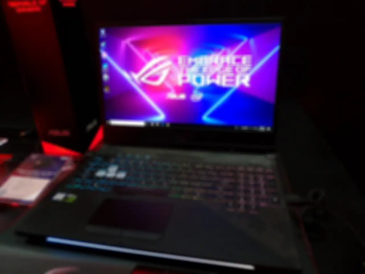 ROG Strix Scar II GL704 hanya memiliki perbedaan di besar layarnya saja dengan GL504
