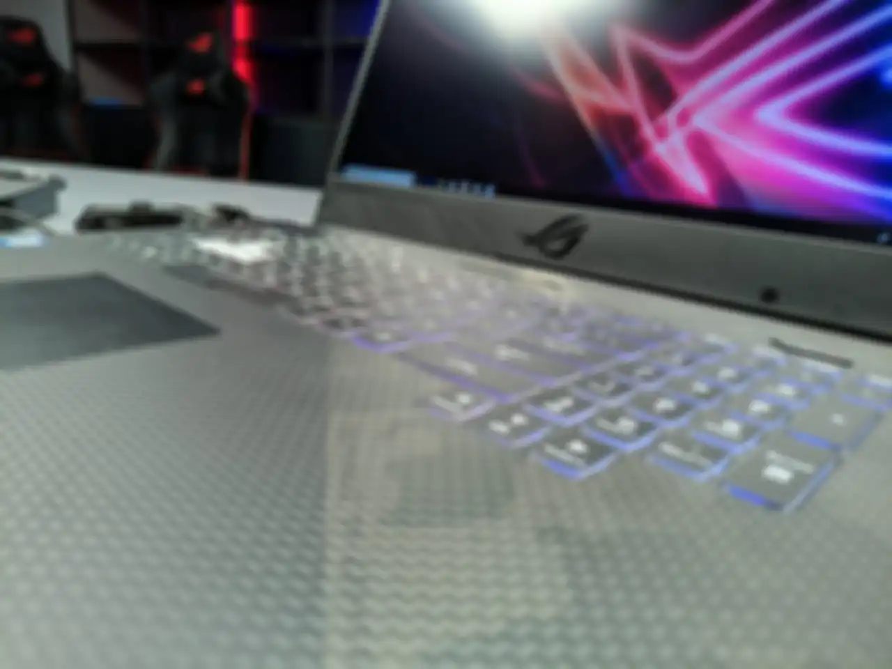 Keyboard ROG Strix Scar II GL704 memiliki tombol yang besar dan enak untuk ditekan, serta ada motif kamuflase ala militer