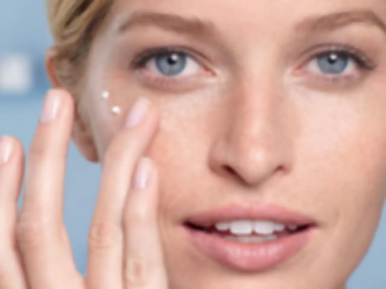 memakai eye cream