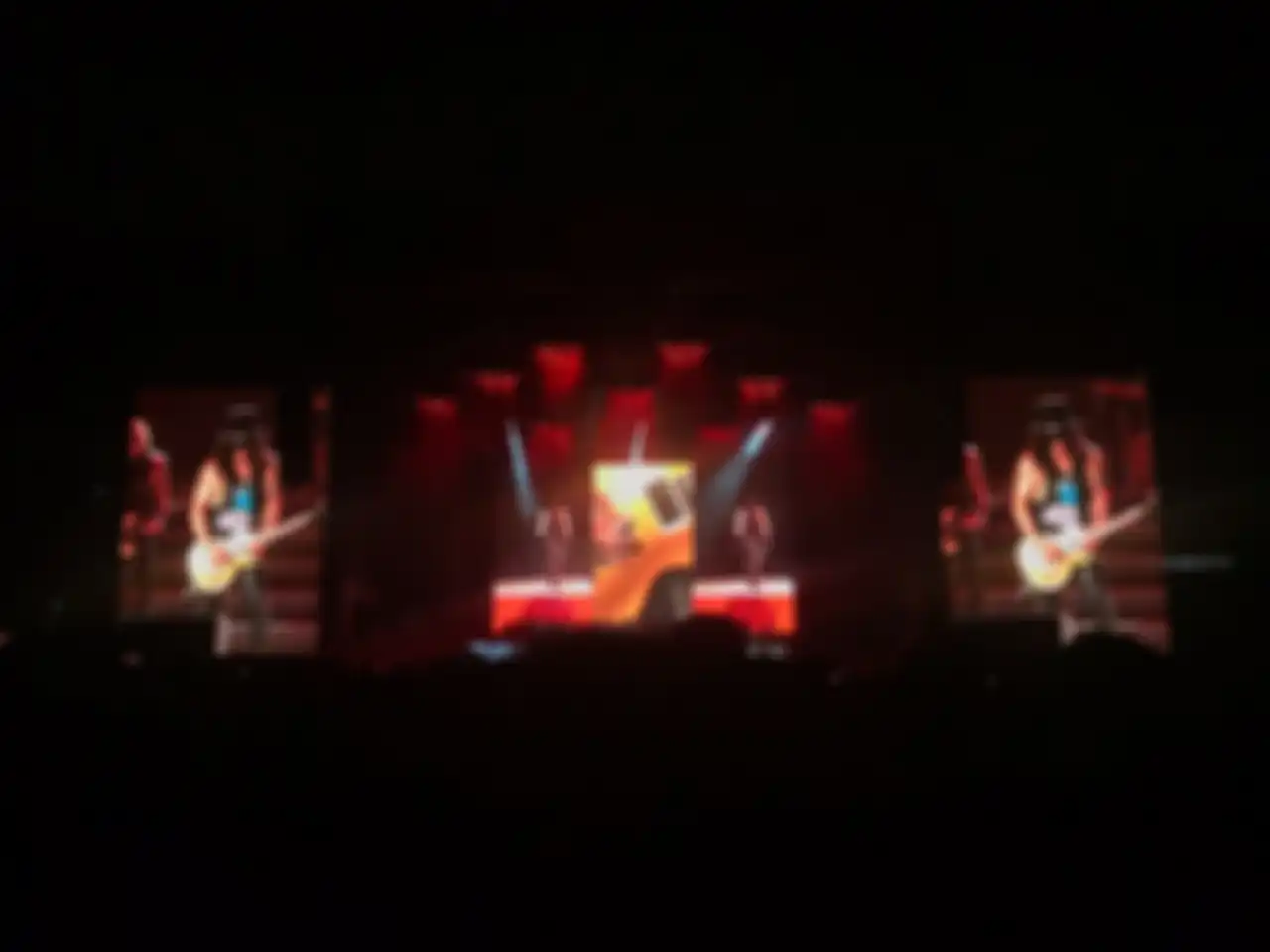 Jemari Slash dalam mainkan gitar sihat penonton yang hadir hingga terpana di konser Guns N Roses 