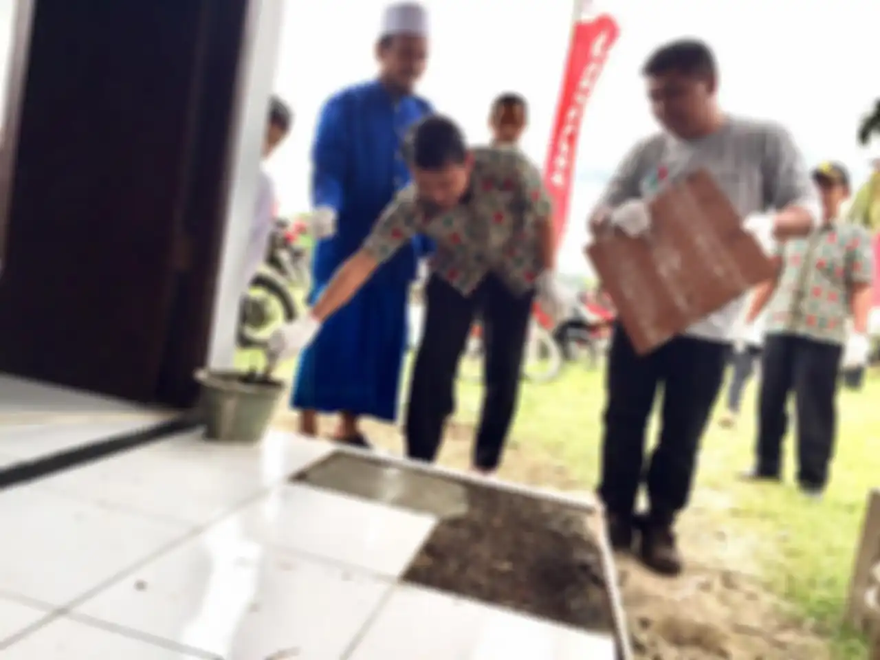 Pemasangan lantai keramik dilakukan bersama PT WMS, pihak sekolah dan wakil masyarakat desa setempat