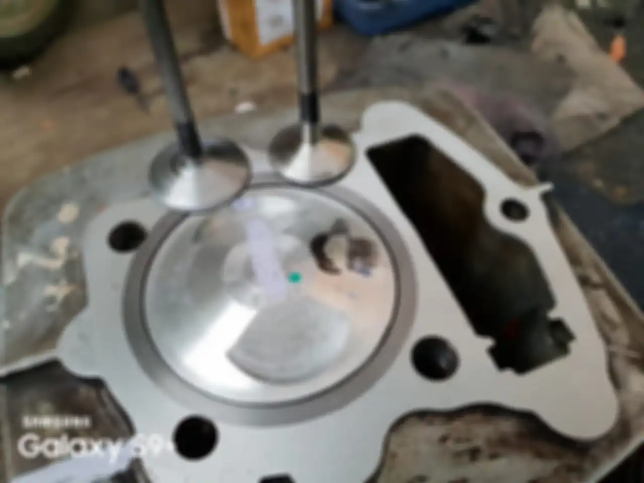Piston jenong ruang bakar besar