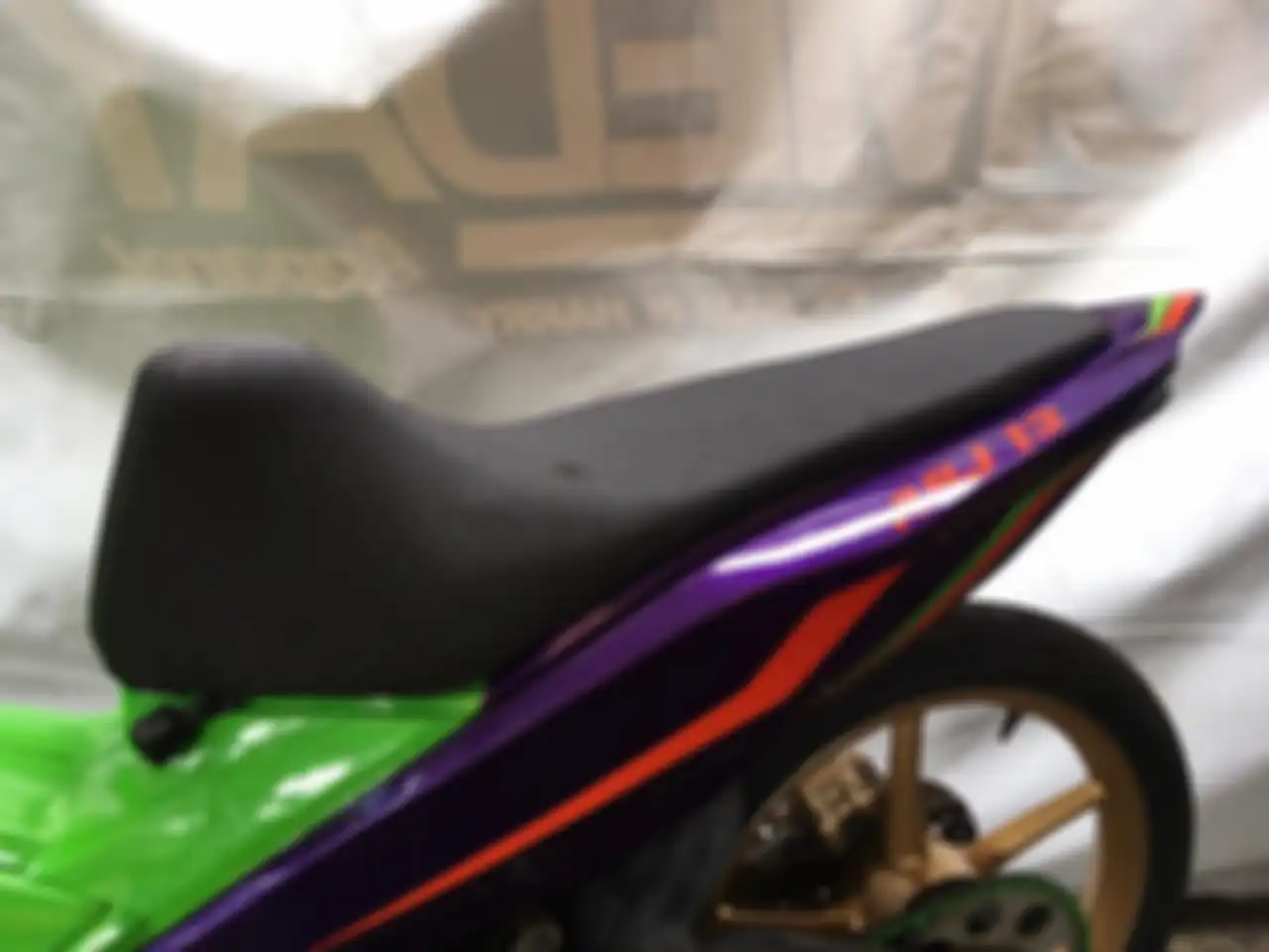 Jok motor ini bukan salah pasang atau kebalik ya, tapi jok ini trik buat pembalap motor sport nggak hilang feeling naik underbone