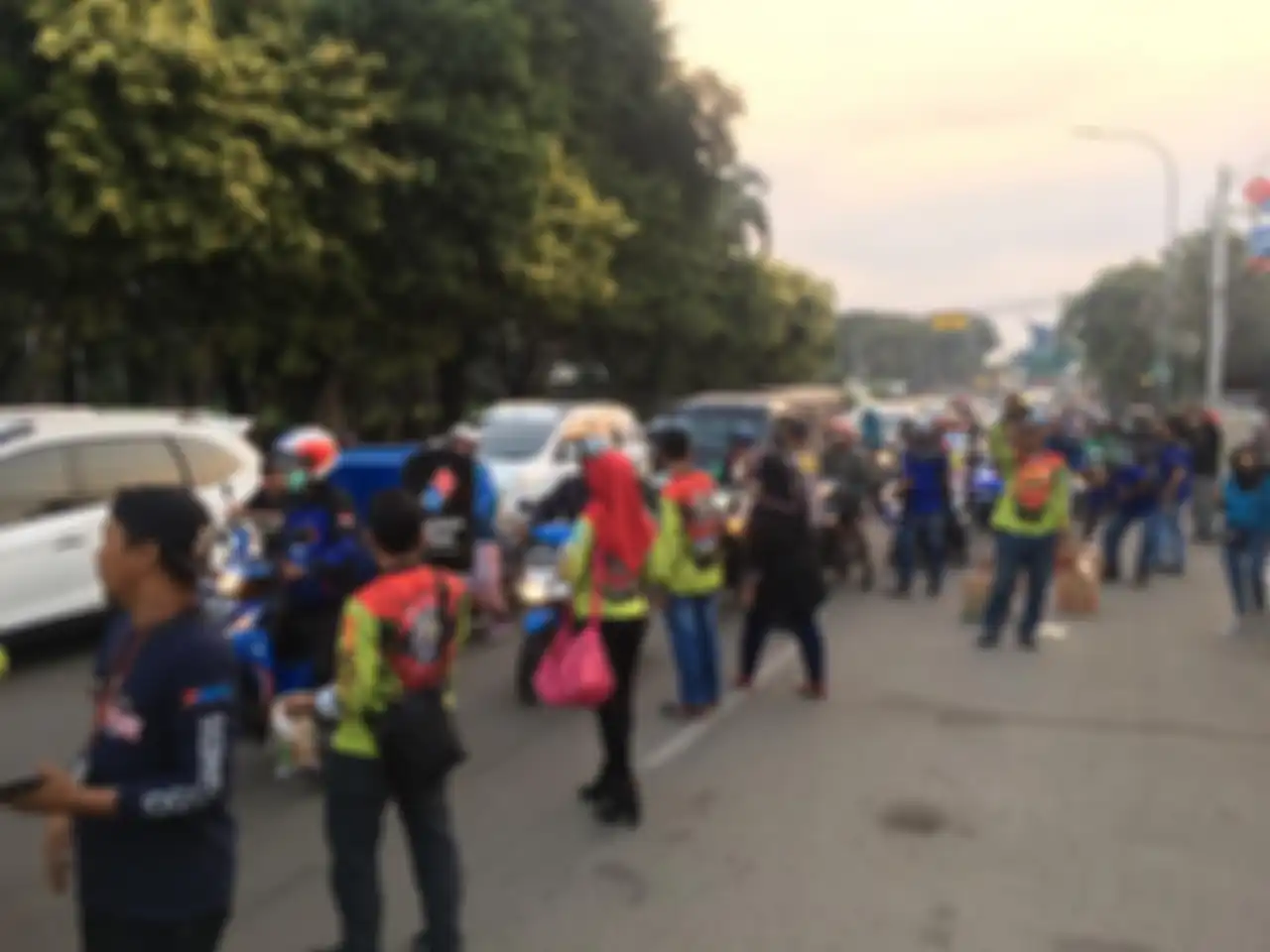 Bagi-bagi takjil dari gabungan komunitas motor dibawah naungan YRFI Jakarta