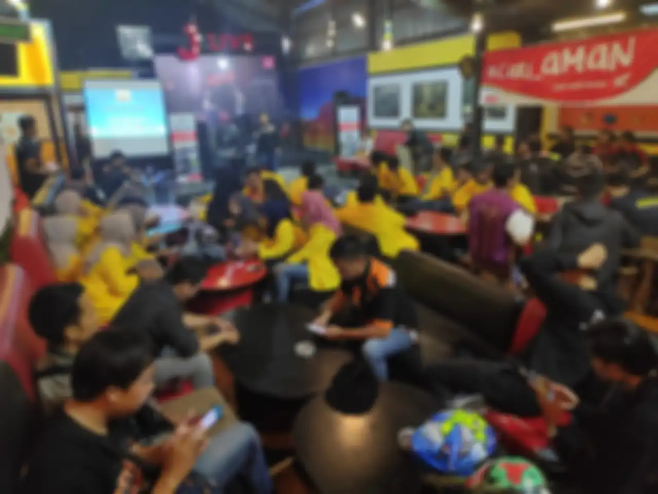 Suasana acara Vario Goes to Campus di Route 66 Coffee & Kitchen, Tasikmalaya pada hari Sabtu (25/5).