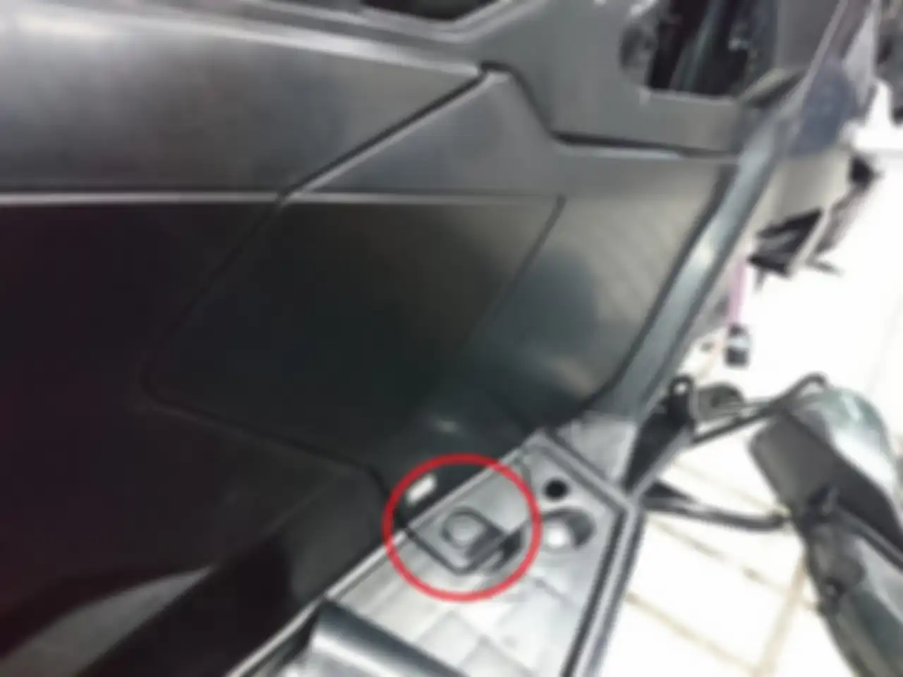 Untuk membuka cover bodi ini hanya membuka satu trim clip