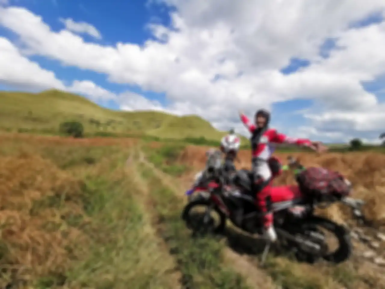 Cindy, gadis manis penggemar terabasan naik motor trail