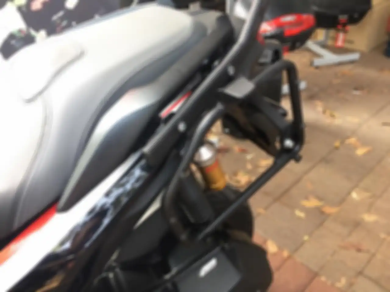 Bracket side box dari GIVI untuk Honda ADV150