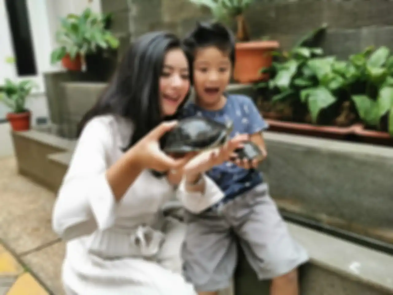 Qory Sandioriva yang mengajarkan Ganesa cara merawat hewan kesayangan