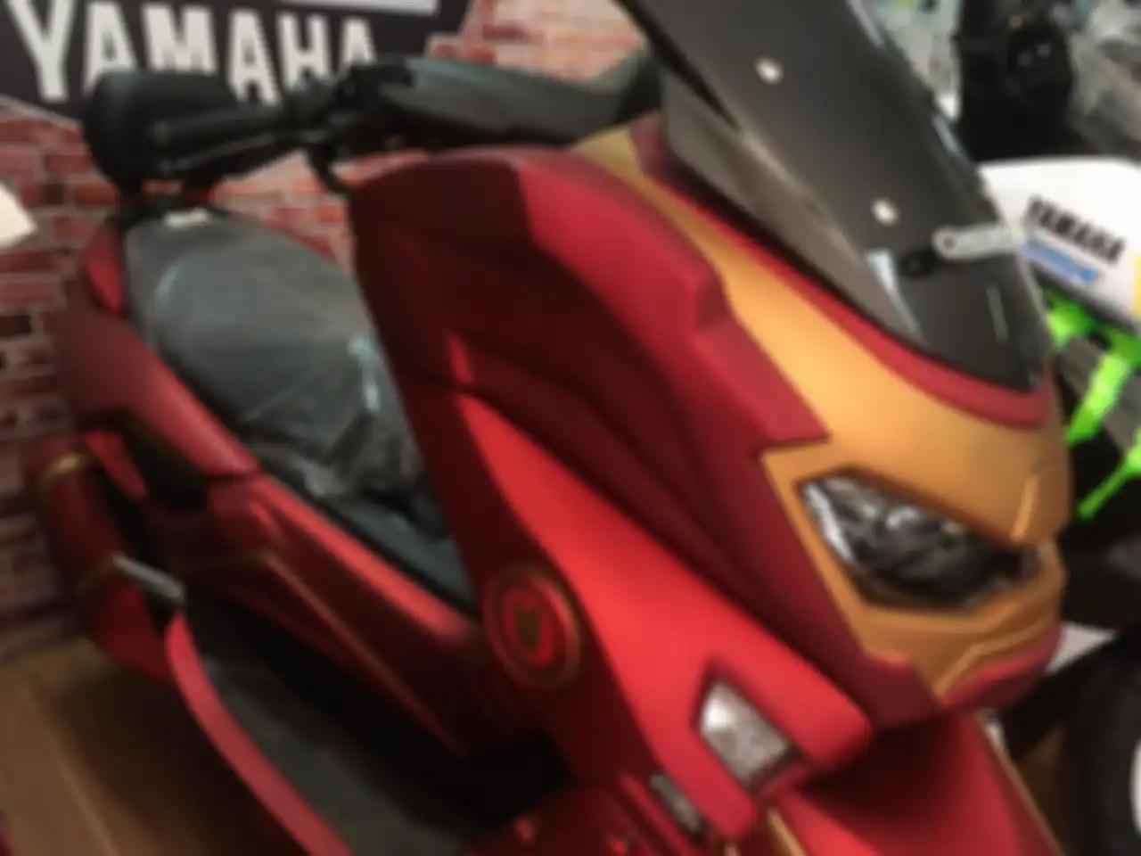 Body kit Yamaha NMAX Ironmax versi terbaru V.2, spion di samping bodi sudah tidak ada, warna body kit lebih gelap agar tampak sangar