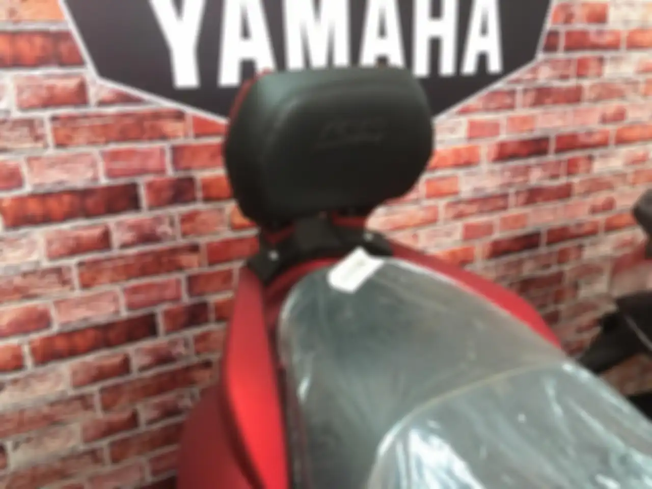 Sandaran terbaru di Ironmax kini dipasang di behel bawaan motor