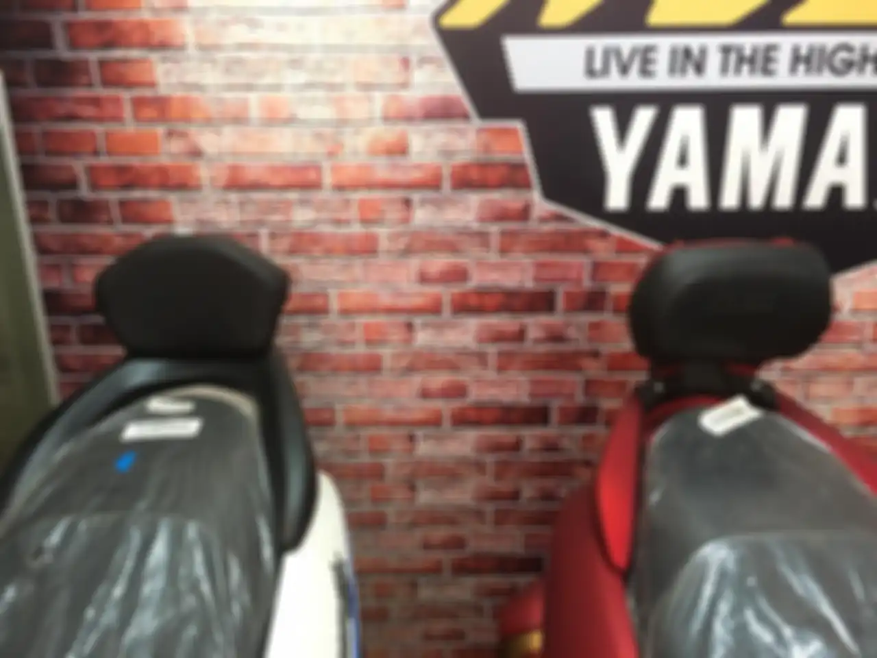 Sandaran belakang di paket body kit Ironmax untuk Yamaha NMAX versi lama (kiri) dan versi terbaru (kanan)