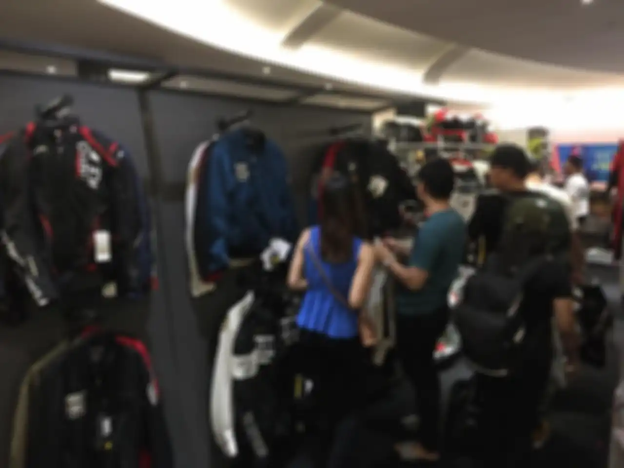 Selain helm, tersedia juga jaket dan sarung tangan di JHE 2020