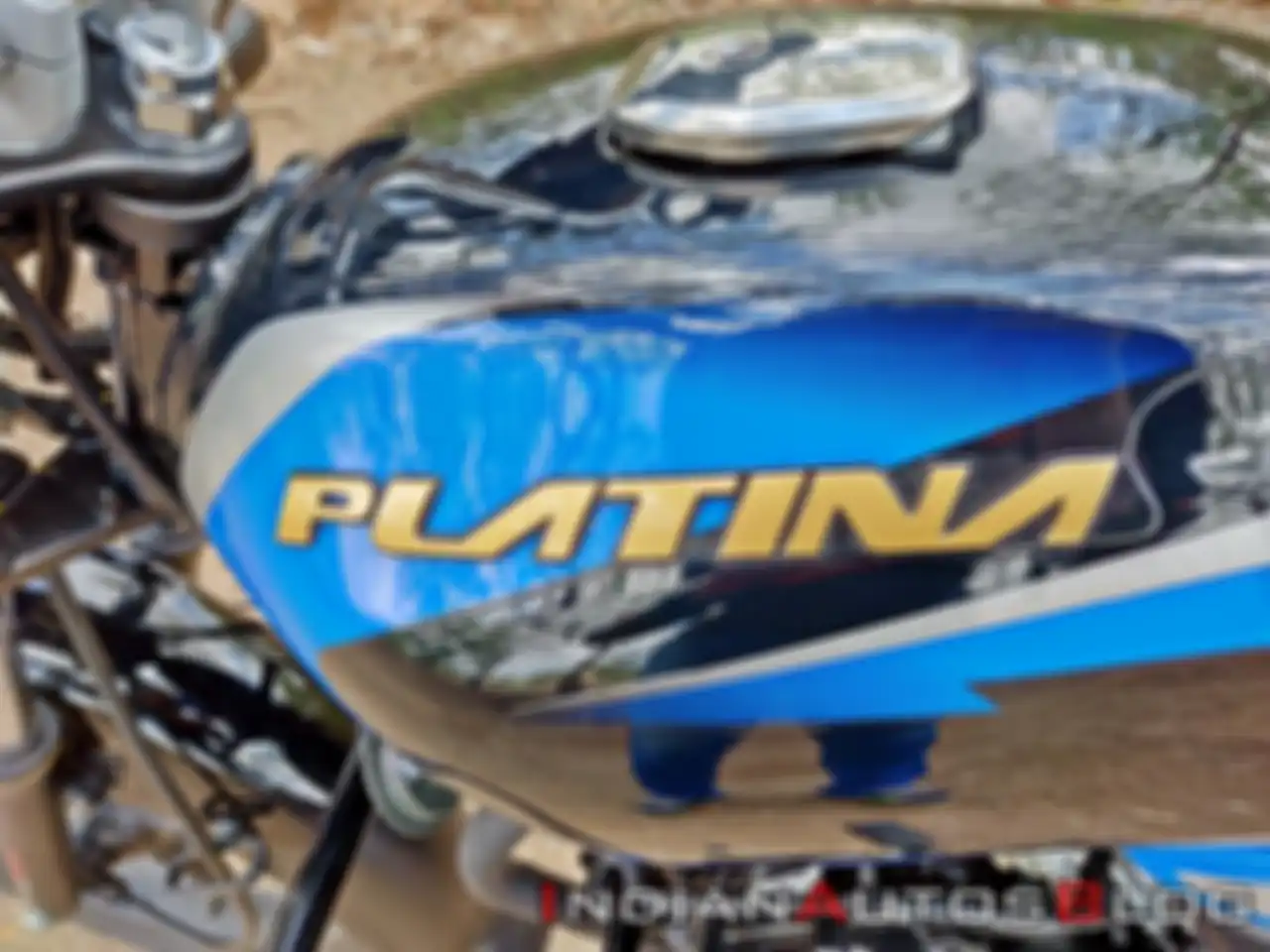 Desain tangki yang sangat mirip Honda MegaPro ini sanggup simpan 11 liter BBM