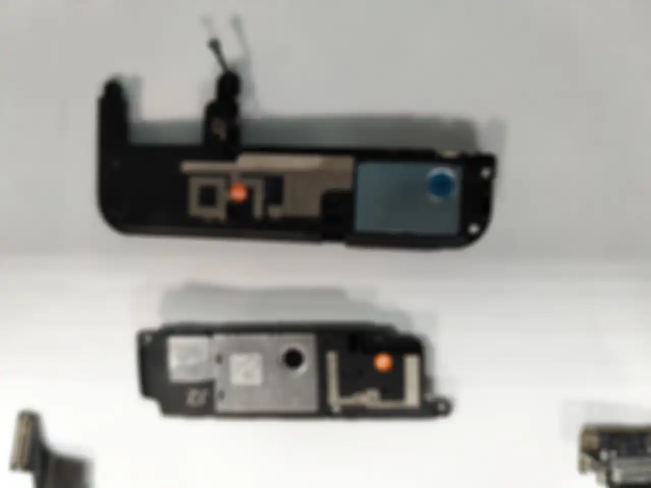 Komponen dual speaker atas dan bawah dari Mi 10.