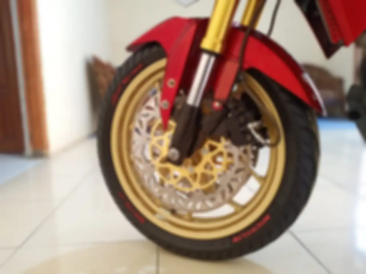 Modifiaksi Yamaha V-ixion Lightning, pakai pelek gambot dan sok upside down Yamaha MT15.