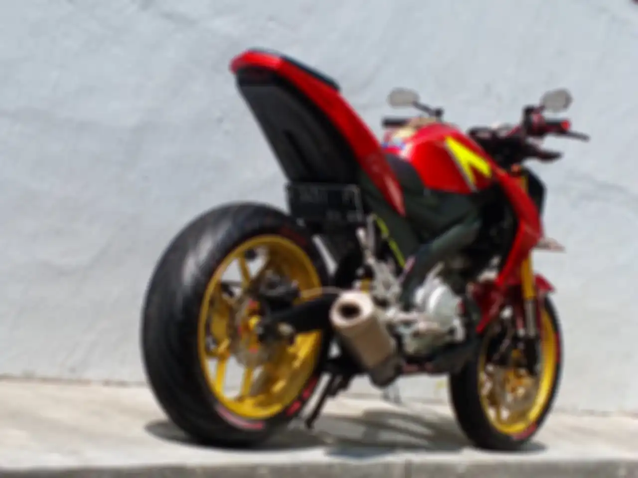 Modifikasi Yamaha V-ixion Lightning, tampak belakang, dipakai knalpot Yamaha R6 dan stoplamp R125 di buritannya
