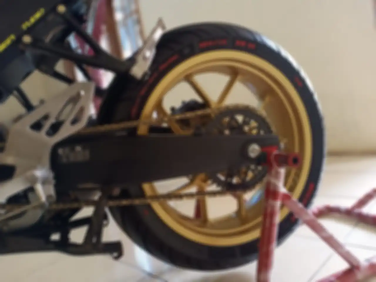 Modifikasi Yamaha V-ixion Lightning, pakai swing arm R25 dan pelek ukuran 5,5 inch.