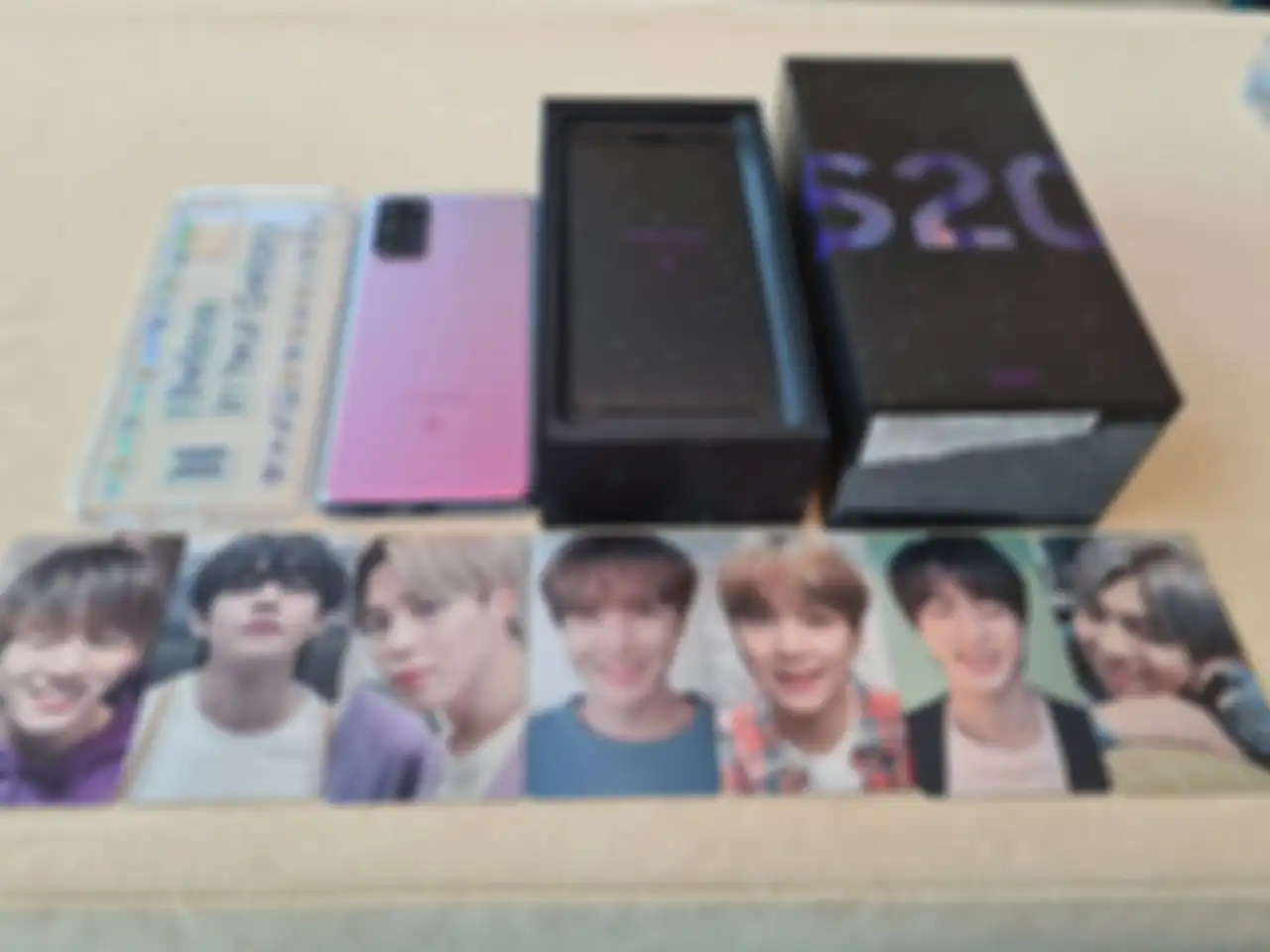 Isi dari kotak S20 Plus BTS