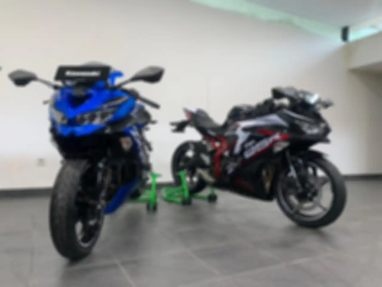 Kawasaki Ninja ZX-25R atau Ninja 250 4 silinder. 