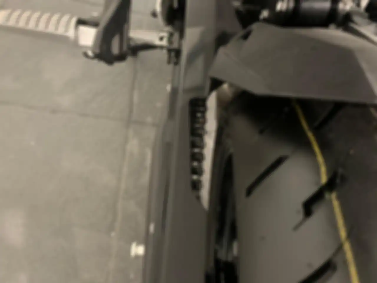 Jarak sisi sebelah kiri ban dengan rantai ZX-25R