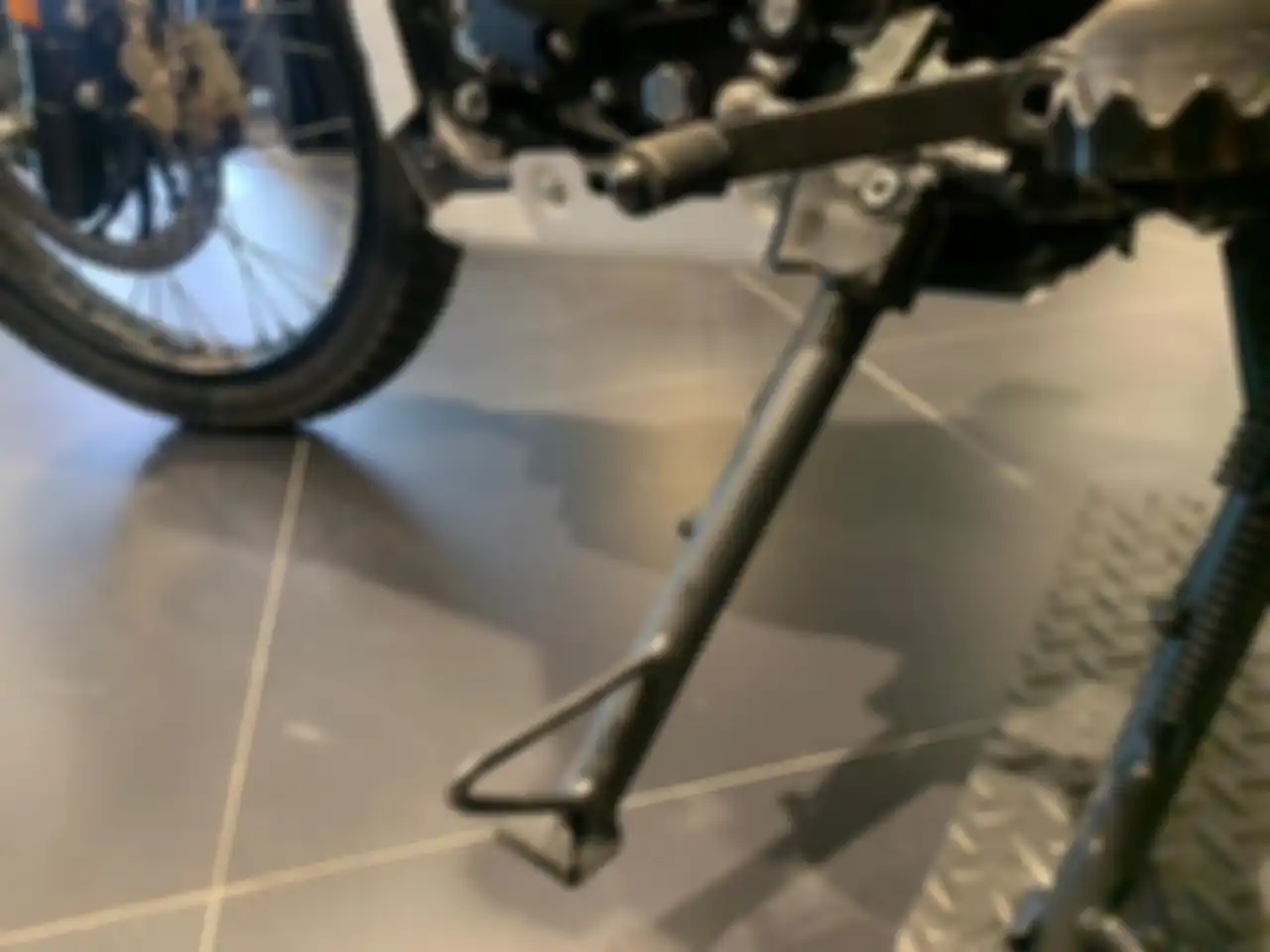 Standar samping di Royal Enfield Himalayan versi baru