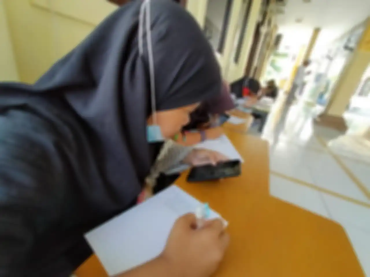 Seorang siswa belajar daring menggunakan fasilitas WIFI Mesjid Al Muhajirin