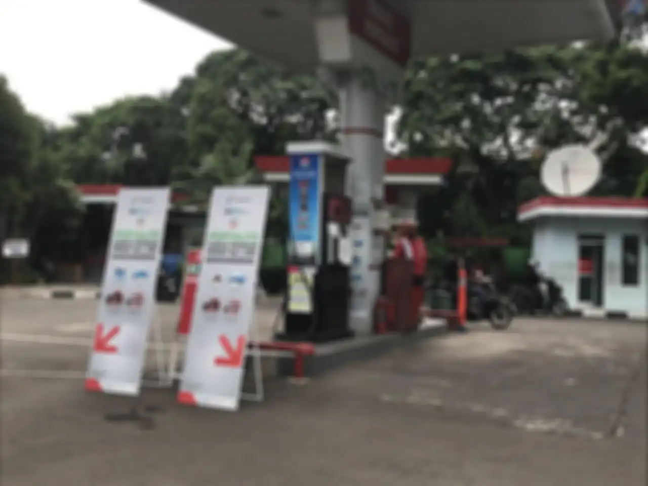 SPBU dengan spanduk khusus yang memberlakukan Pertalite seharga Premium