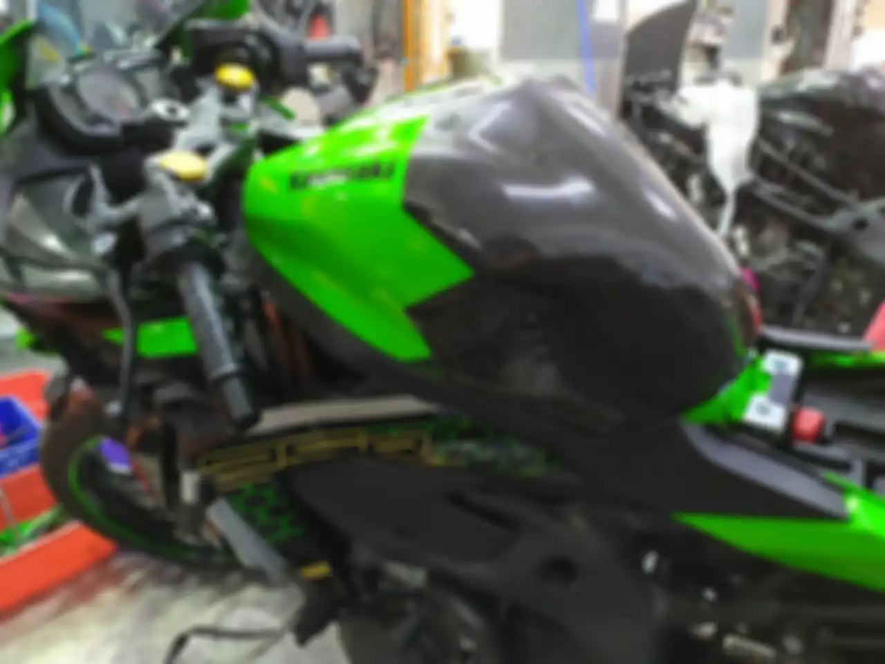 Half tankpad carbon fiber di Ninja ZX-25R, kece juga nih!