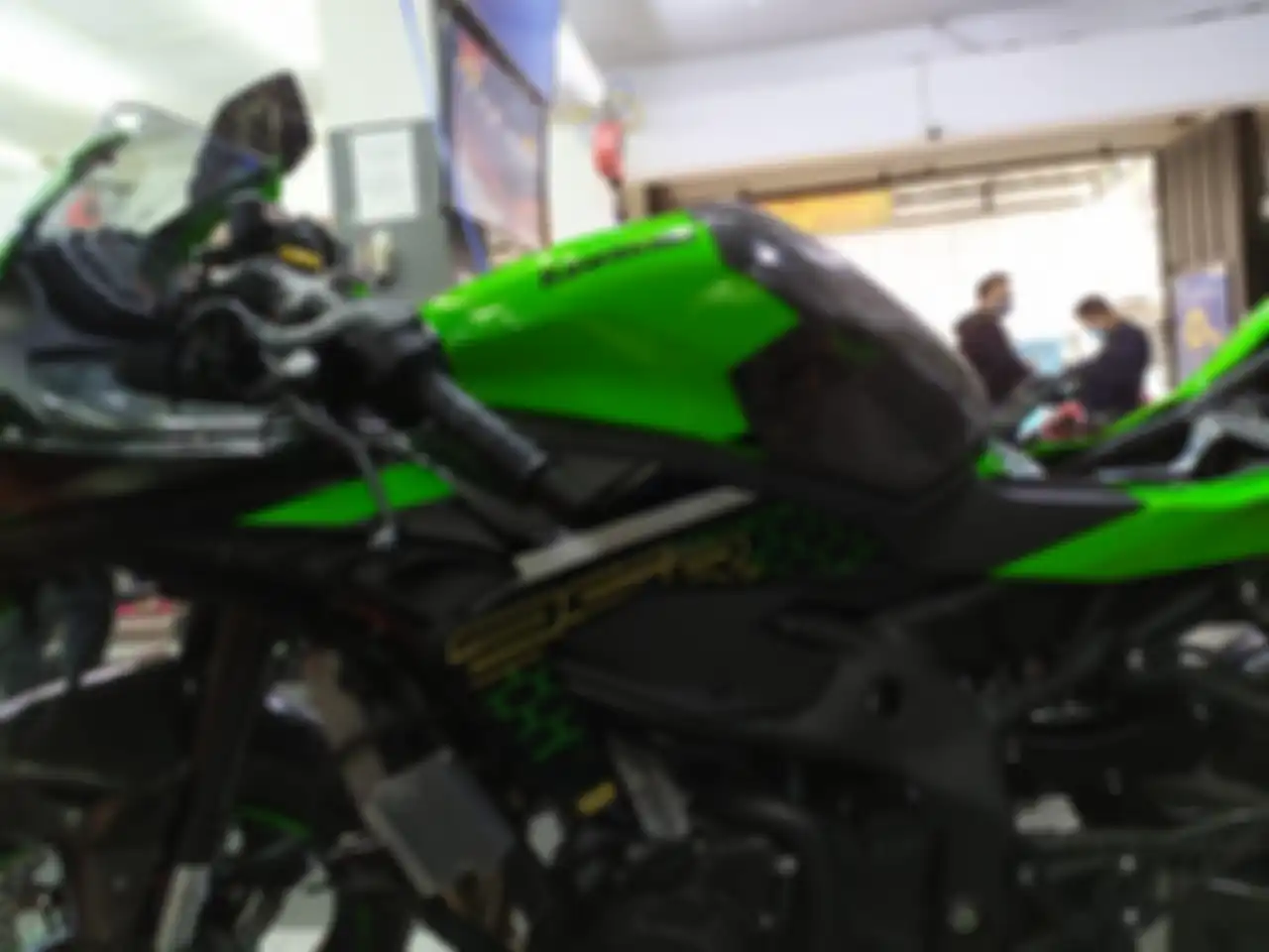 Half tankpad carbon fiber Ninja ZX-25R versi 1.