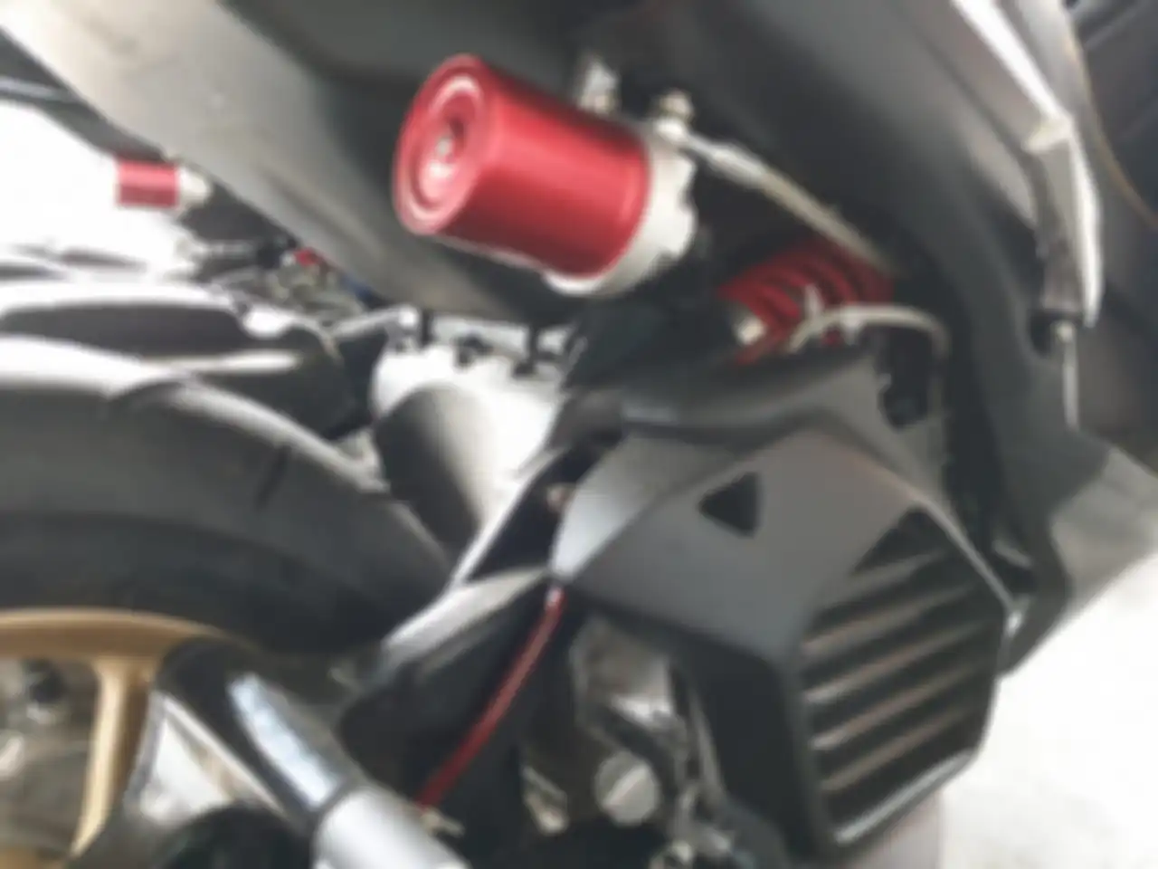 Letak monosok ngumpet di balik radiator, tidak ada coak bodi, lama pengerjaan 3 jam.
