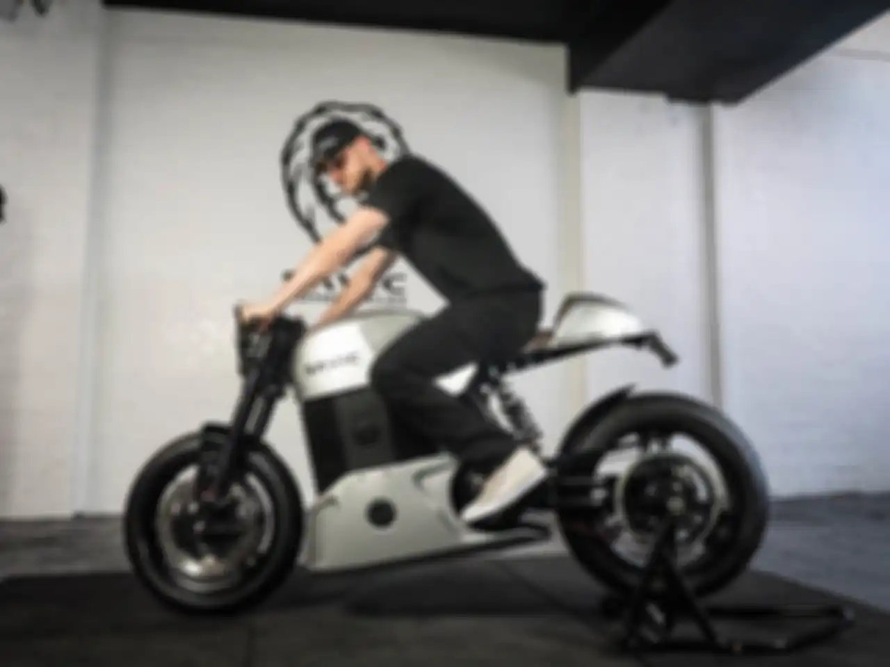 Motor listrik prototipe dari Savic Motorcycles siap untuk diuji jalan.
