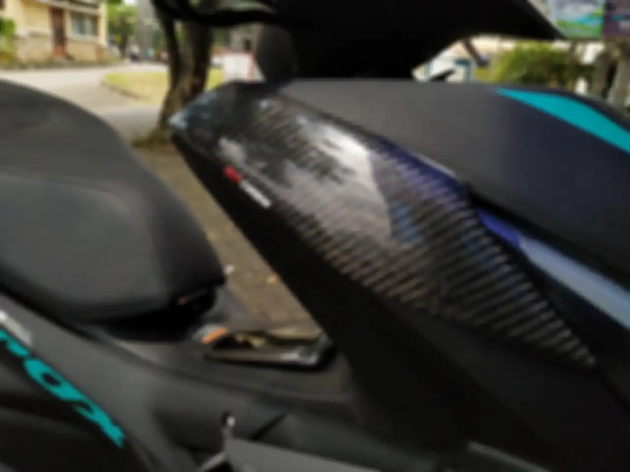 Carbon fiber di cover tebeng depan Yamaha Aerox 155 Connected