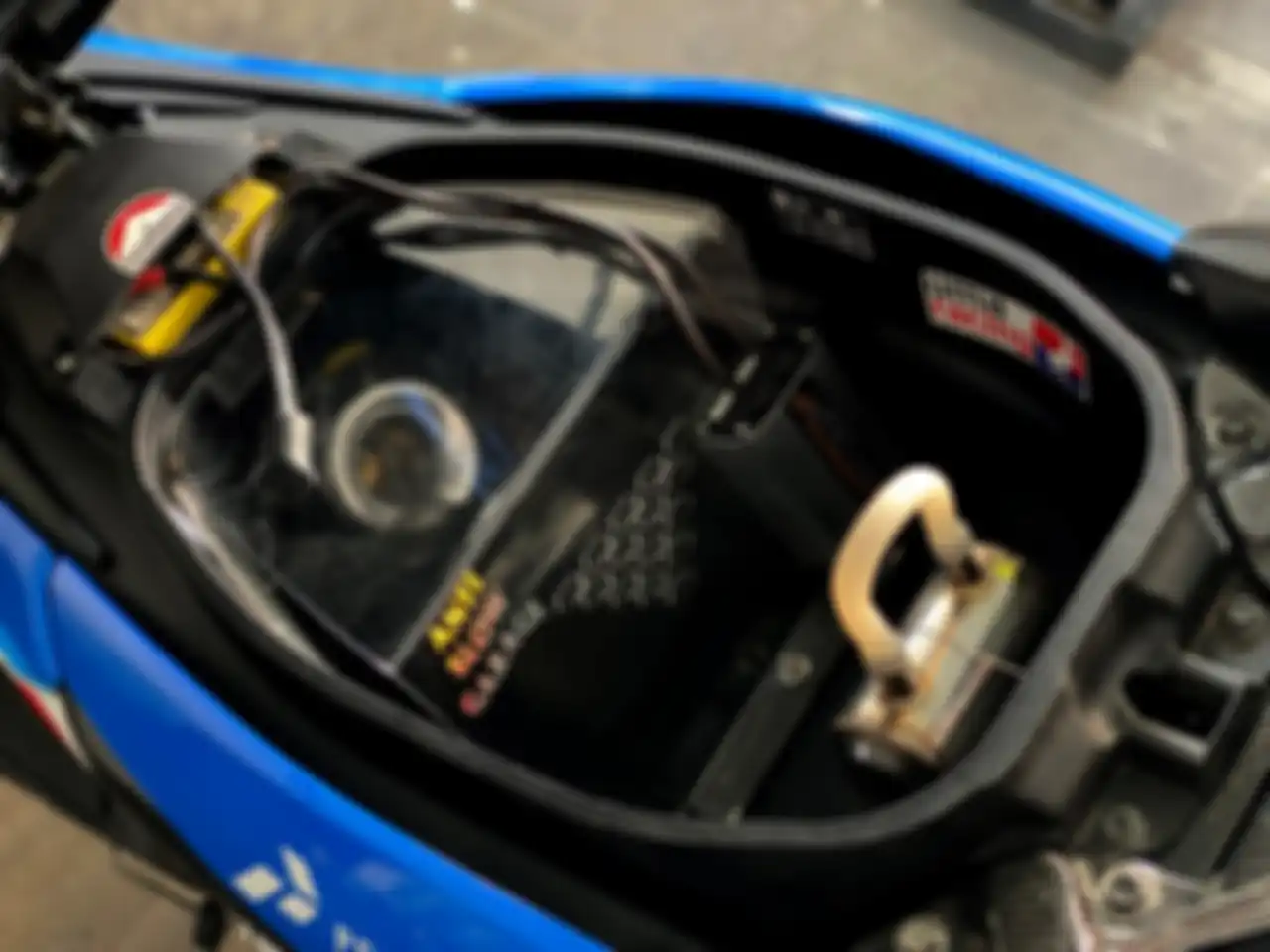 Bagasi dicoak agar throttle body GSX-R150 bisa menempel pada intake model down draft