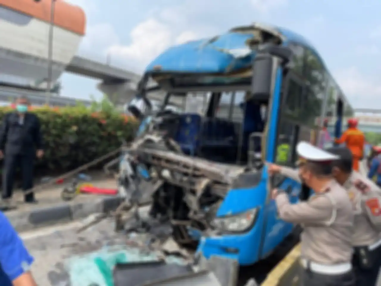 Foto sopir TransJakarta yang meninggal dunia di tempat karena terjepit setir bus itu banyak beredar tanpa sensor.