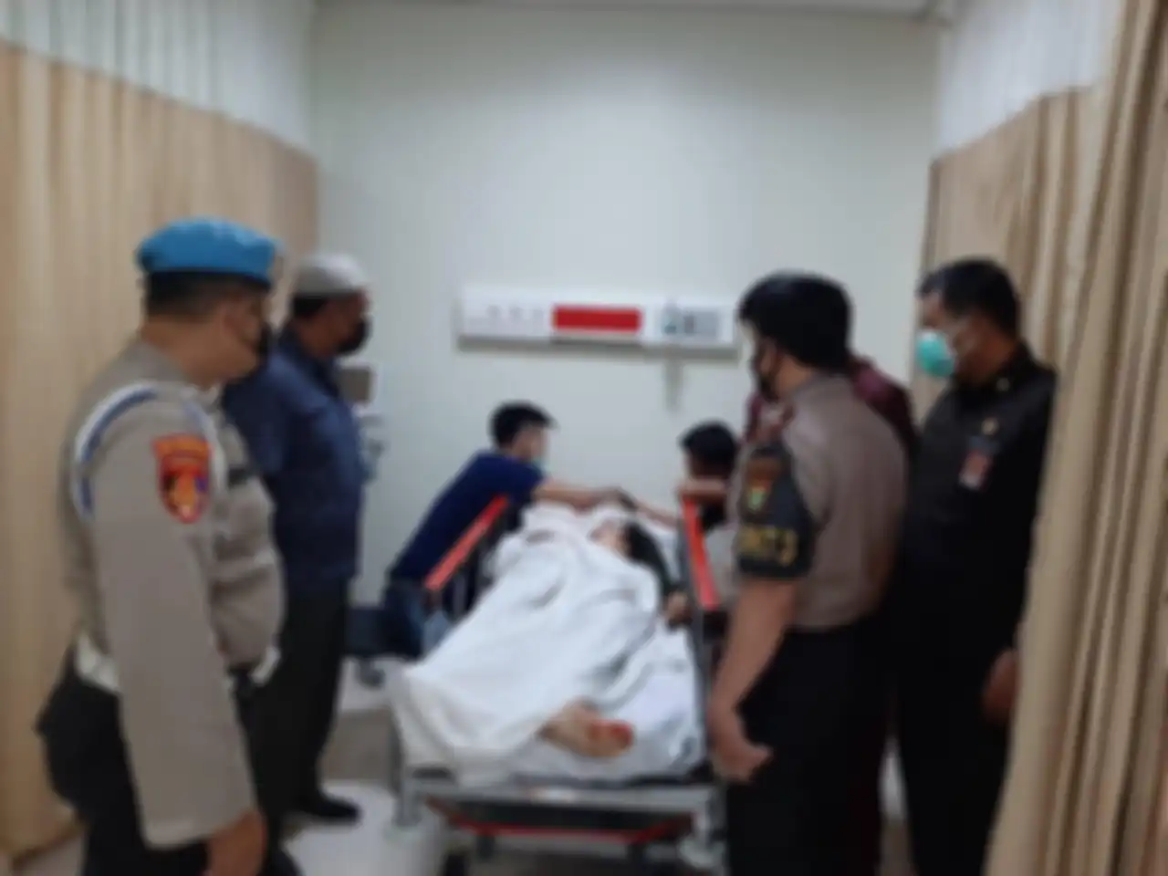 Dalam foto yang beredar, beberapa teman korban terlihat menyesali kepergian Pratu Sahdi anggota pasukan elite Raider Kostrad TNI AD.