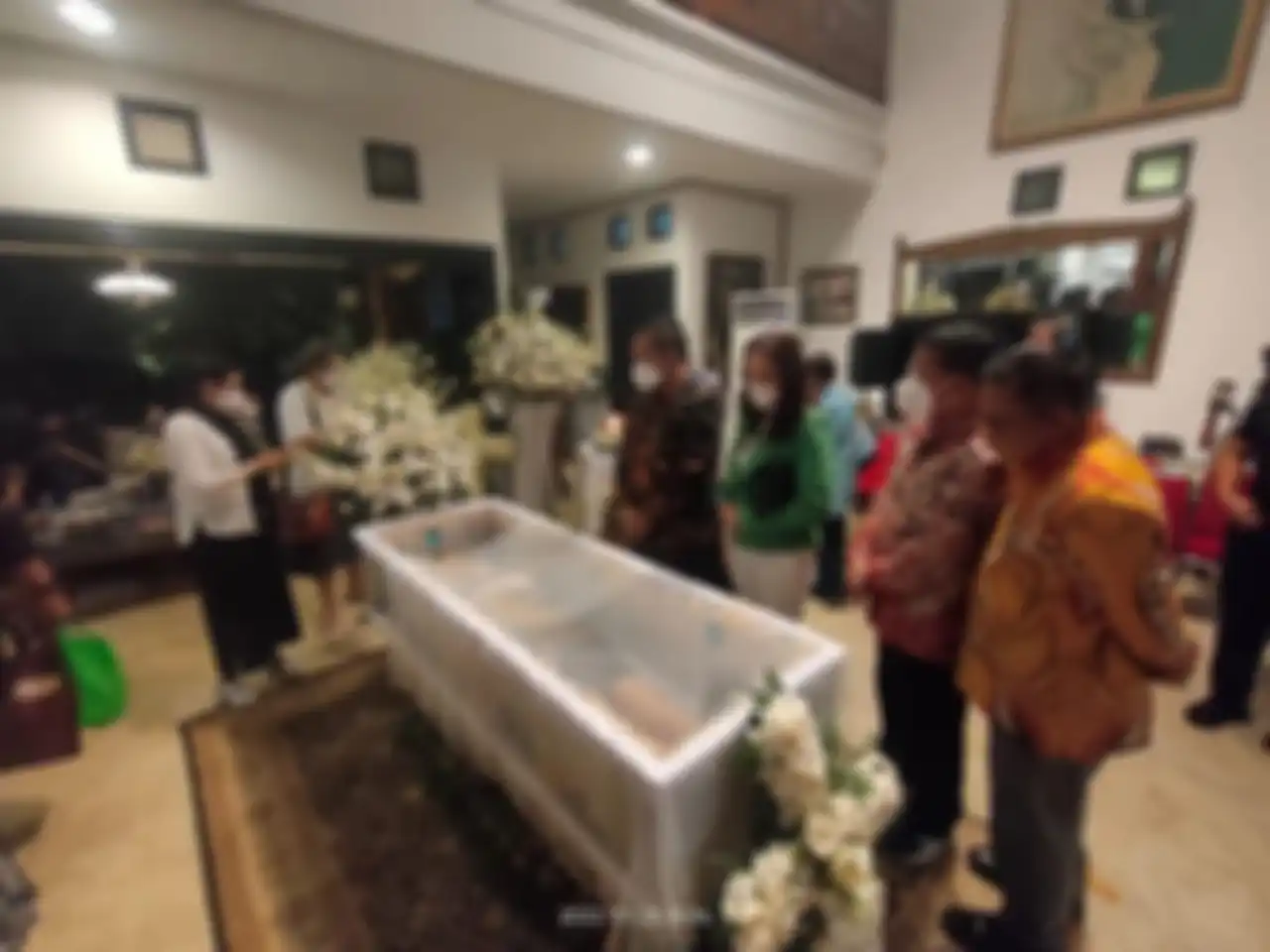 Mertua Nia Ramadhani, Aburizal Bakrie melayat putri Nurul Arifin. Cita-cita Maura Magnalia membuat syok sahabat ayahnya.