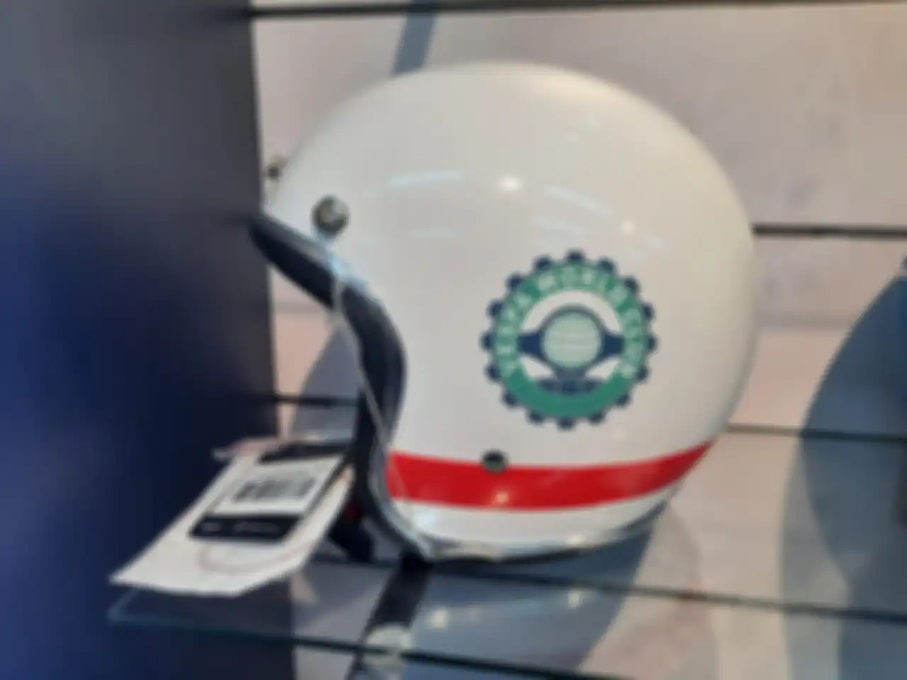 Grafis logo Vespa World Club (VWC) di sisi kiri helm.