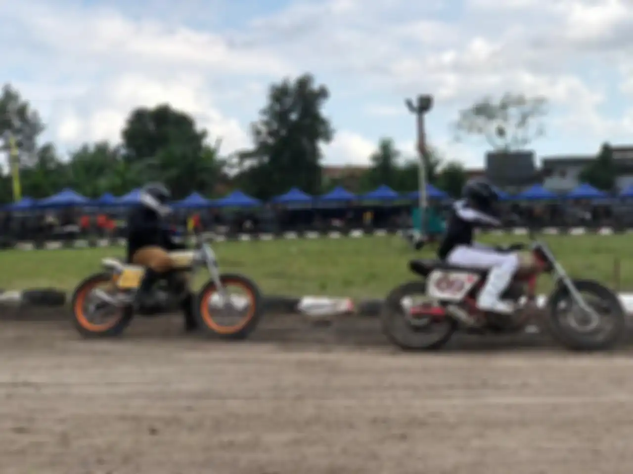 Para pembalap dengan motor custom beradu skill pada Flat Track Race di Kustomfest 2022.