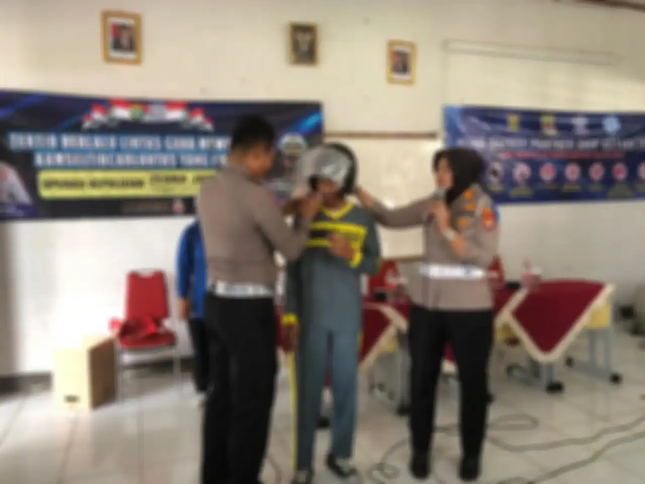 AKP Aliyani beserta personel memberikan sebuah helm gratis ke seorang siswa SMAN 1 Cikarang Timur.