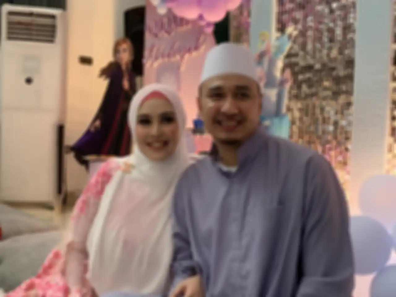 Kartika Putri dan Habib Usman ketika ditemui wartawan di kediamannya di Cipete, Jakarta Selatan, Selasa (18/10/2022). 