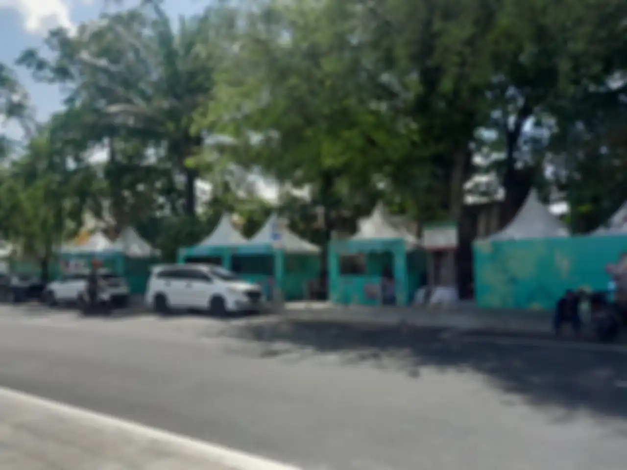 Tenda-tenda makanan gratis hiasai jalan depan Pura Mangkunegaran jelang pernikahan Kaesang Pangarep
