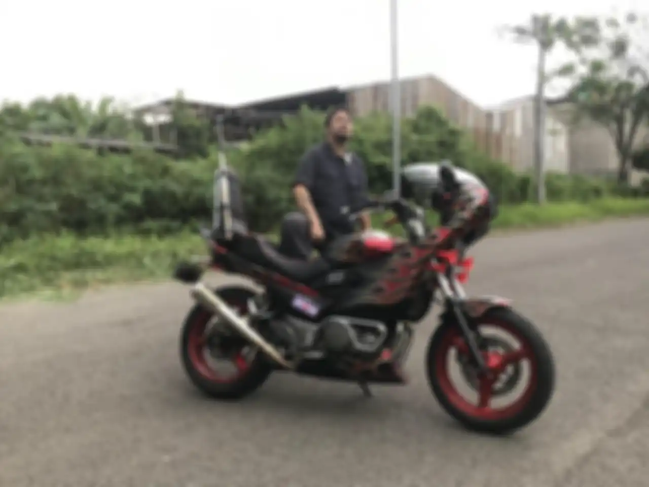 Barry beserta motor custom Suzuki Inazuma 250 Bosozoku andalannya.