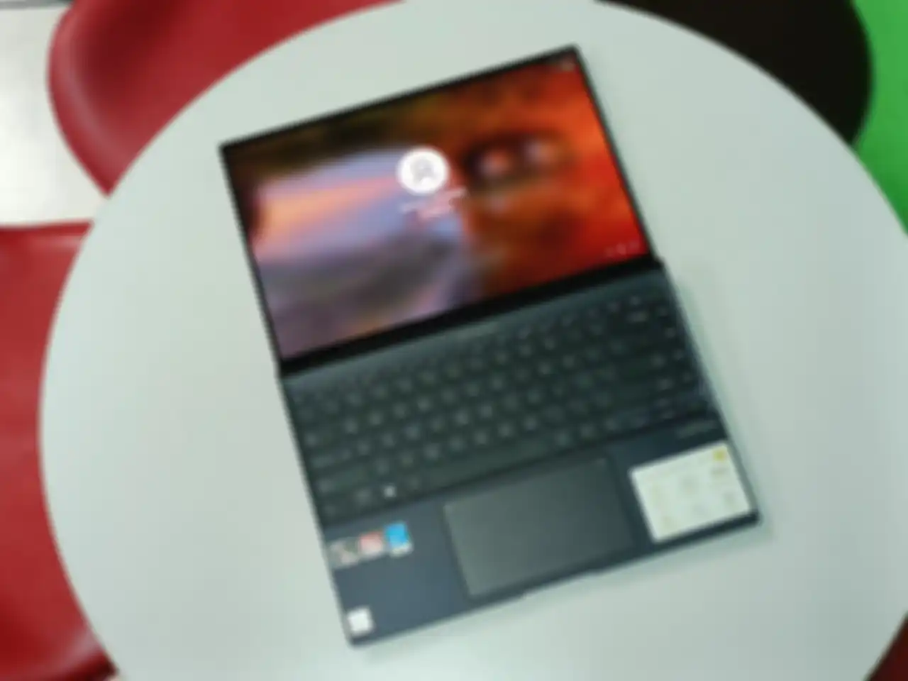 ASUS Zenbook 14X UM5401A yang bisa dibuka hingga 180 derajat