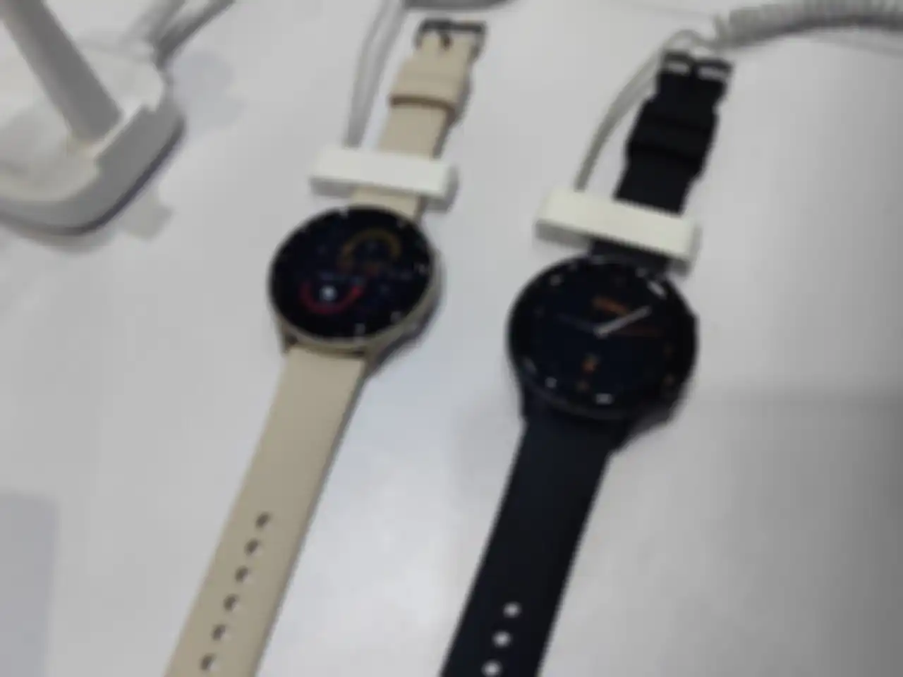 Dua pilihan warna Olike Interstellar Smartwatch FW1.