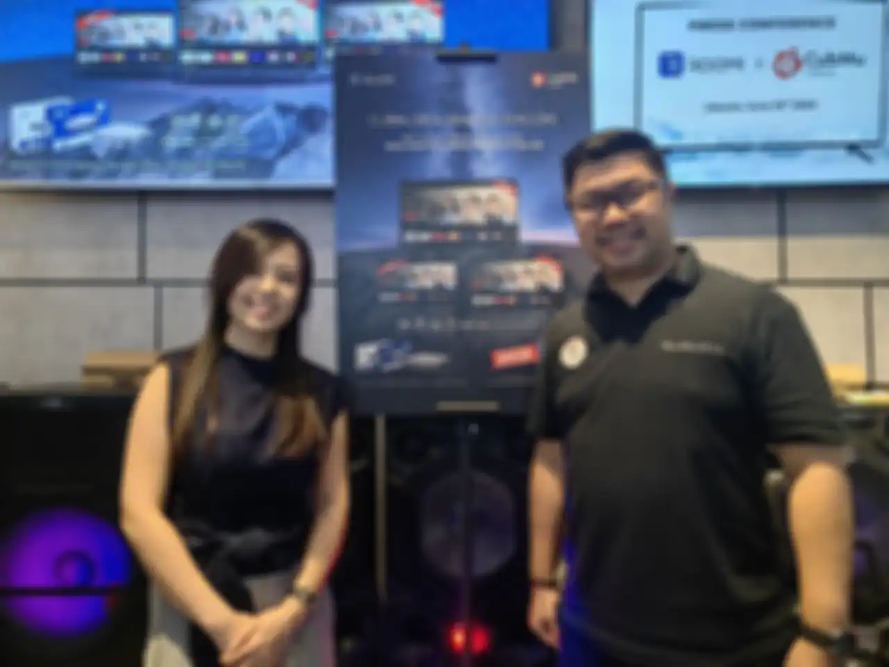 Shelley Khung, Head of Business Development ROOMI (kiri) dan Brando Tengdom, Direktur Marketing & Sales Transvision (kanan).