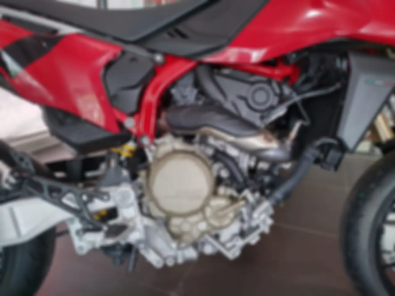 Mesin Superquadro Mono Ducati Hypermotard 698 Mono merupakan turunan dari mesin L-Twin Panigale 1299
